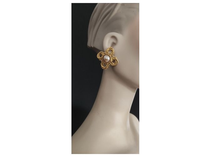 Orecchini Yves Saint Laurent Metallo Dorato Cabochon Bianco Perlato D'oro - vista 5