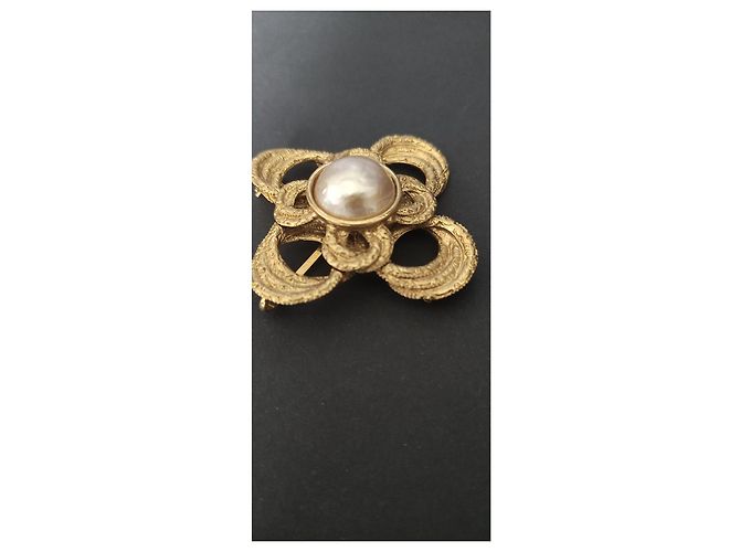 Spilla Yves Saint Laurent Cabochon Bianco Metallo Dorato D'oro - vista 4