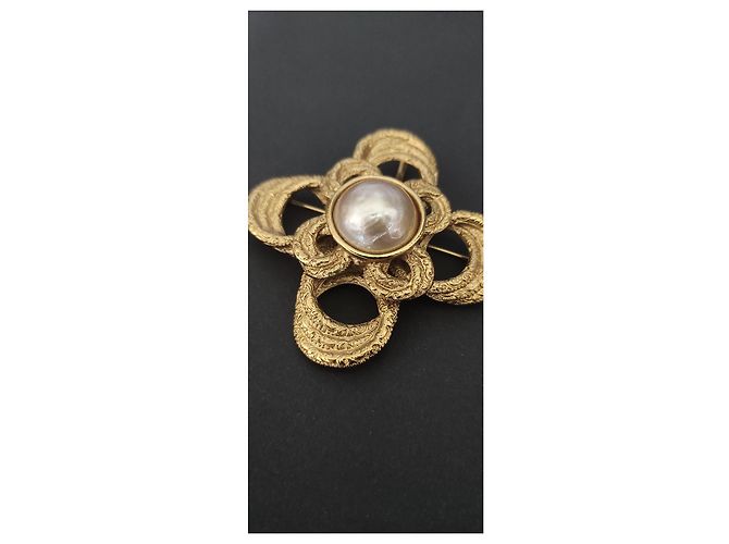 Spilla Yves Saint Laurent Cabochon Bianco Metallo Dorato D'oro - vista 5