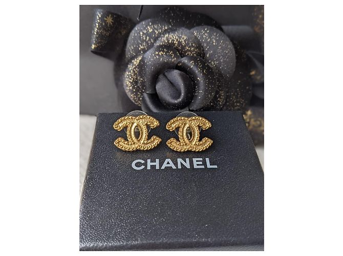 Chanel CC 12Orecchini con logo P giallo opaco tono dorato D'oro - vista 2
