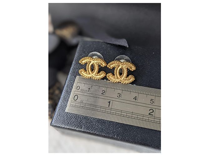 Chanel CC 12Orecchini con logo P giallo opaco tono dorato D'oro - vista 4