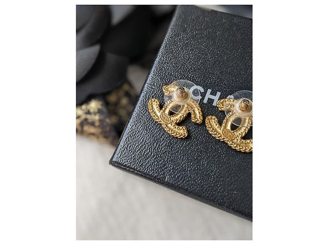 Chanel CC 12Orecchini con logo P giallo opaco tono dorato D'oro - vista 6