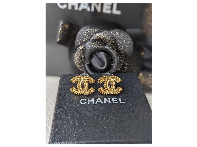 Chanel CC 12Orecchini con logo P giallo opaco tono dorato D'oro - vista 9