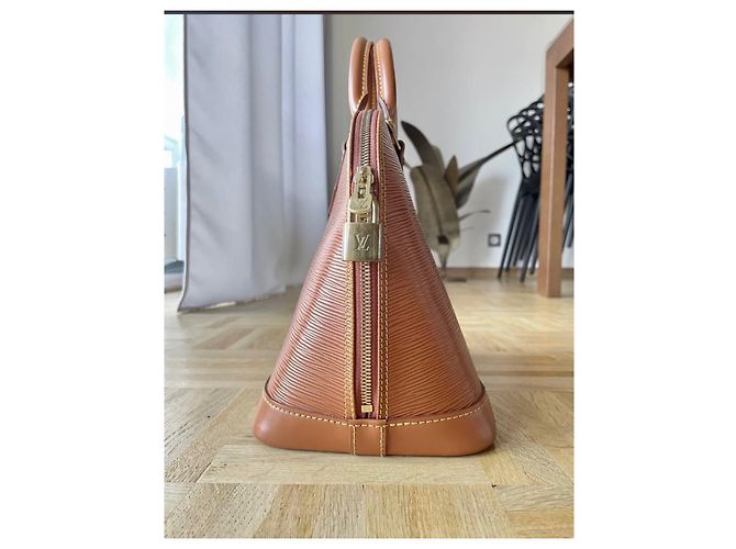 Louis Vuitton Alma PM in pelle Epi di cammello e attributi dorati Beige - vista 2