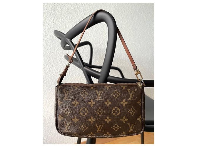 Louis Vuitton Pochette Accessoire Monogram Canvas - vista 2