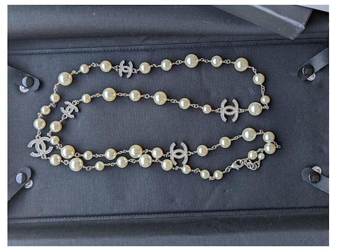 Chanel CC A20Collana lunga V Logo Classic perla e cristallo Argento - vista 2