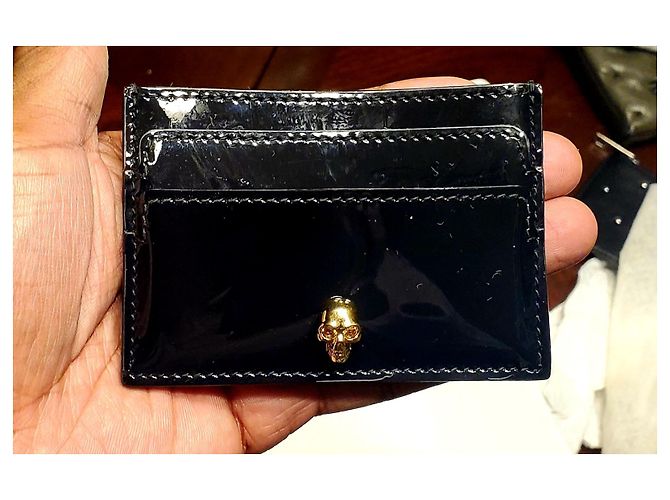 Alexander McQueen Tarjetero de piel charolada negra con calavera dorada Negro Gold hardware - vista 4