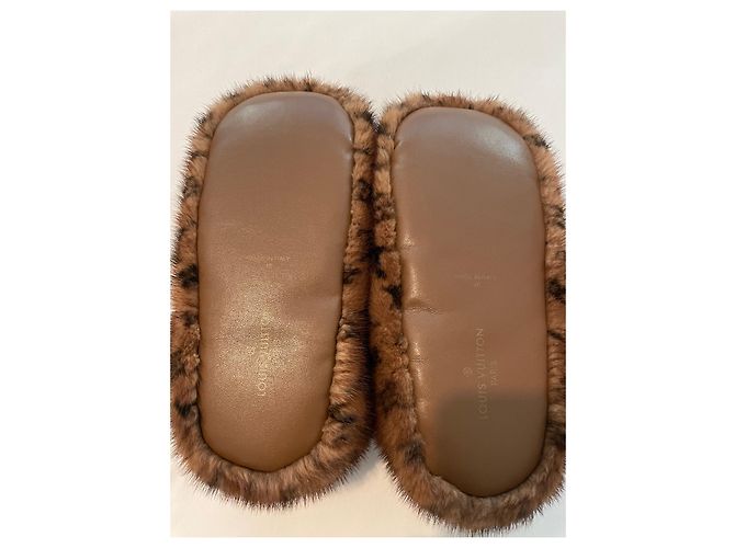 Louis Vuitton Pelzpantoffeln Beige - Ansicht 2