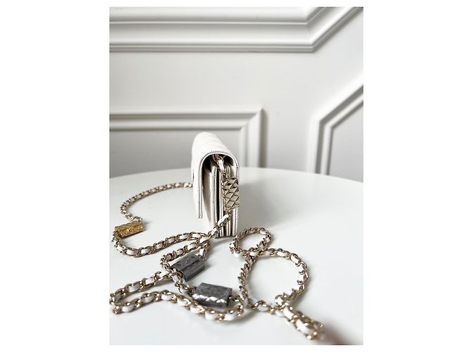 Wallet On Chain Tarjetero con cadena Chanel blanco de piel - vista 3
