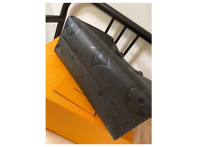 Louis Vuitton Onthego MM monogramma in pelle Empreinte nero - vista 6