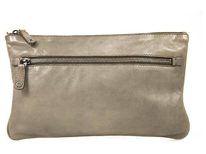 Mittelgroße Clutch aus grauem Leder in Distressed-Optik von Miu Miu mit Gunmetal-Hardware - Ansicht 2