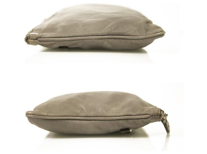 Mittelgroße Clutch aus grauem Leder in Distressed-Optik von Miu Miu mit Gunmetal-Hardware - Ansicht 5
