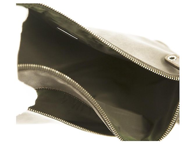 Mittelgroße Clutch aus grauem Leder in Distressed-Optik von Miu Miu mit Gunmetal-Hardware - Ansicht 6