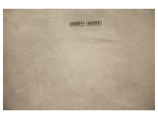 Mittelgroße Clutch aus grauem Leder in Distressed-Optik von Miu Miu mit Gunmetal-Hardware - Ansicht 7