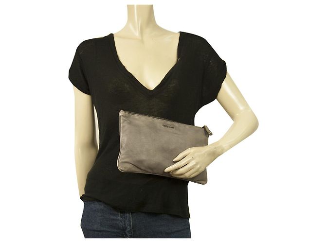 Mittelgroße Clutch aus grauem Leder in Distressed-Optik von Miu Miu mit Gunmetal-Hardware - Ansicht 8