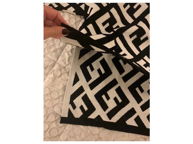 Fendi oversize suéter poncho FF logo negro blanco - vista 11