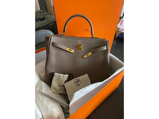Hermès Kelly 35 de piel Togo Taupe Gris pardo - vista 2
