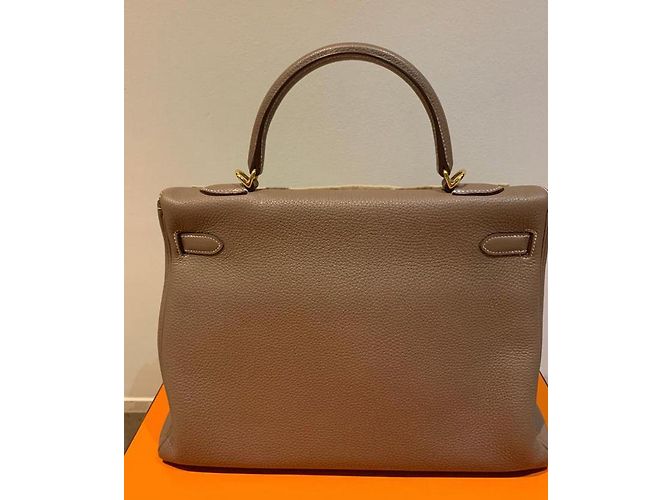 Hermès Kelly 35 de piel Togo Taupe Gris pardo - vista 4