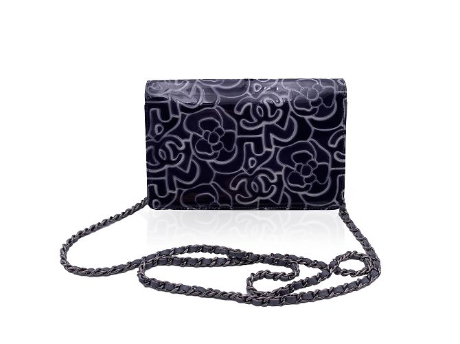 Wallet On Chain Chanel Cartera de camelia de charol azul oscuro y blanco con cadena WOC - vista 4