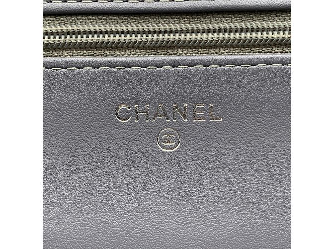 Wallet On Chain Chanel Cartera de camelia de charol azul oscuro y blanco con cadena WOC - vista 6