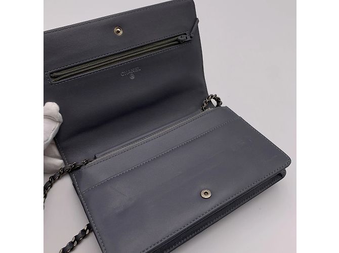 Wallet On Chain Chanel Cartera de camelia de charol azul oscuro y blanco con cadena WOC - vista 9