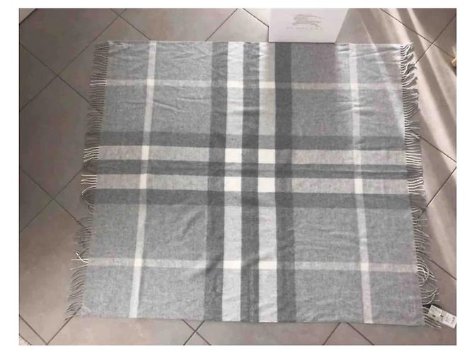 COPERTA COPERTA PONCHO BURBERRY CASHMERE NUOVO Grigio - vista 6