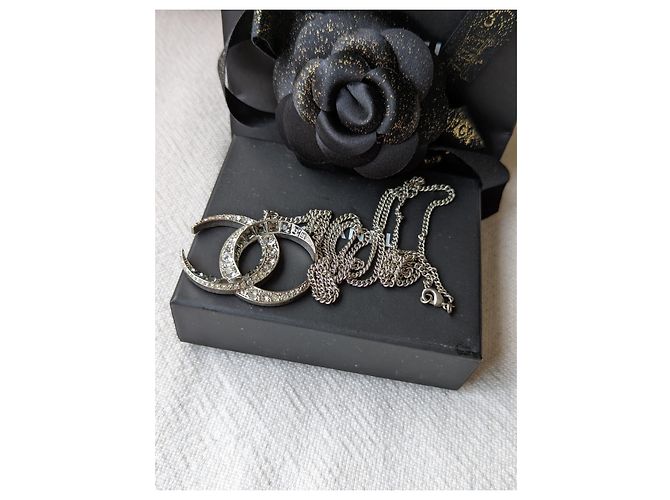 Chanel CC B15C Collana lunga in cristallo con logo Dubai Moon Argento - vista 4