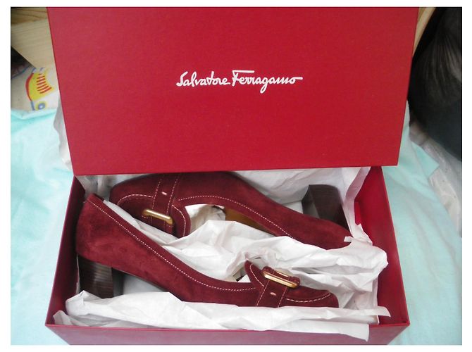 Décolleté Salvatore Ferragamo in camoscio rosso scuro - vista 10