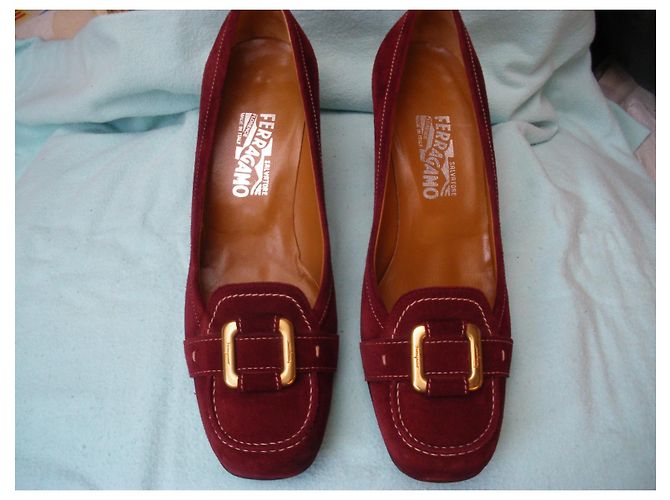 Décolleté Salvatore Ferragamo in camoscio rosso scuro - vista 12