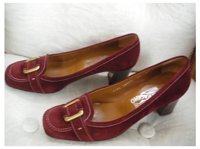 Décolleté Salvatore Ferragamo in camoscio rosso scuro - vista 3