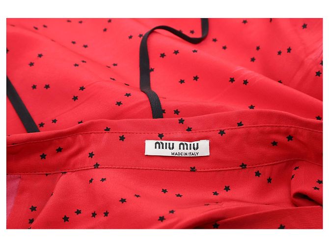Miu Miu Polka Dot Bluse mit Rüschen aus roter Seide - Ansicht 2