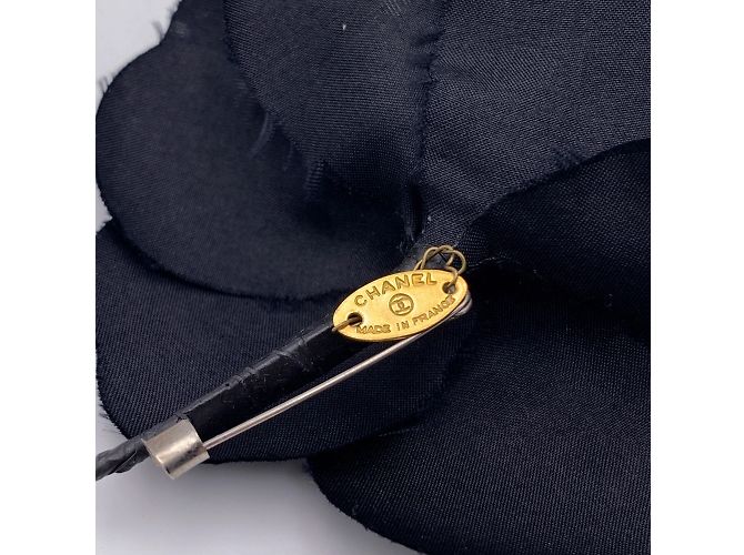 Chanel Spilla vintage con fiore di seta nera Camelia Camelia Nero - vista 3