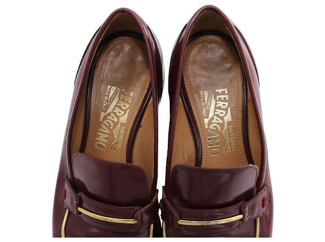 Mocassini Salvatore Ferragamo con Accento Oro in Pelle Bordeaux - vista 6