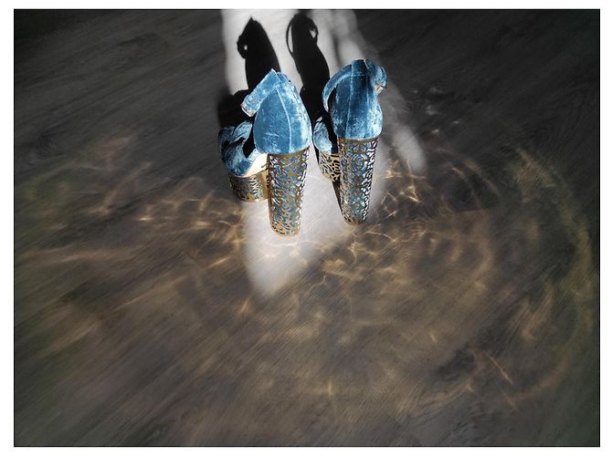 Tacchi Elie Saab in velluto blu Haute Couture - vista 4