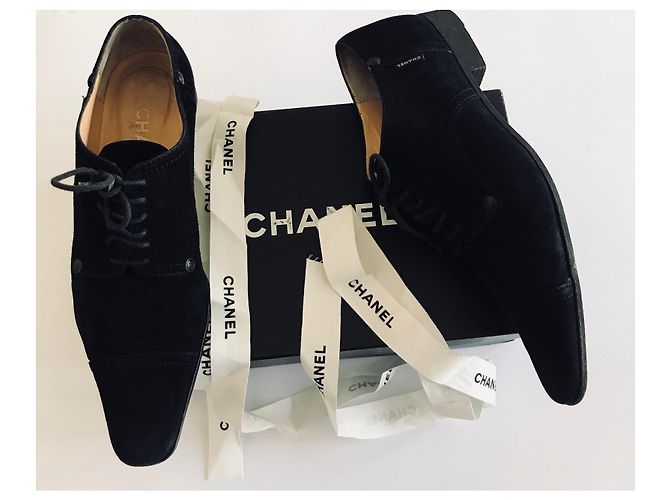 Chanel Chaussures en daim à lacets Noir - vue 2