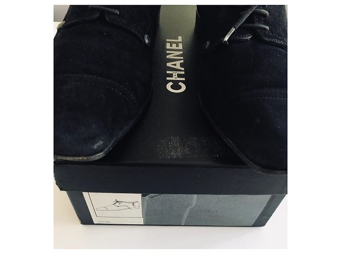 Chanel Chaussures en daim à lacets Noir - vue 3