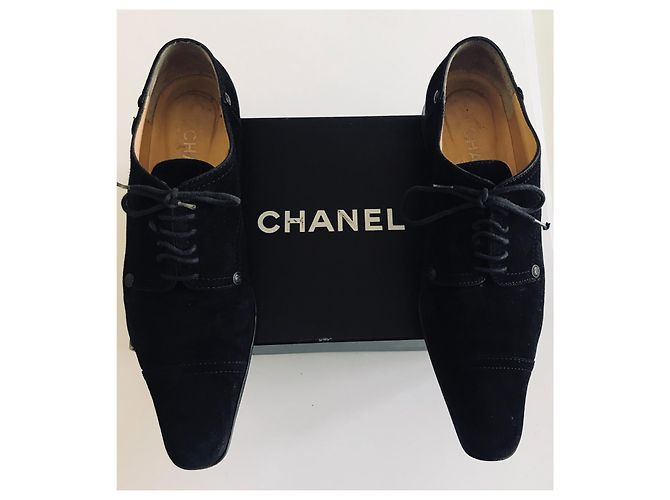 Chanel Chaussures en daim à lacets Noir - vue 4