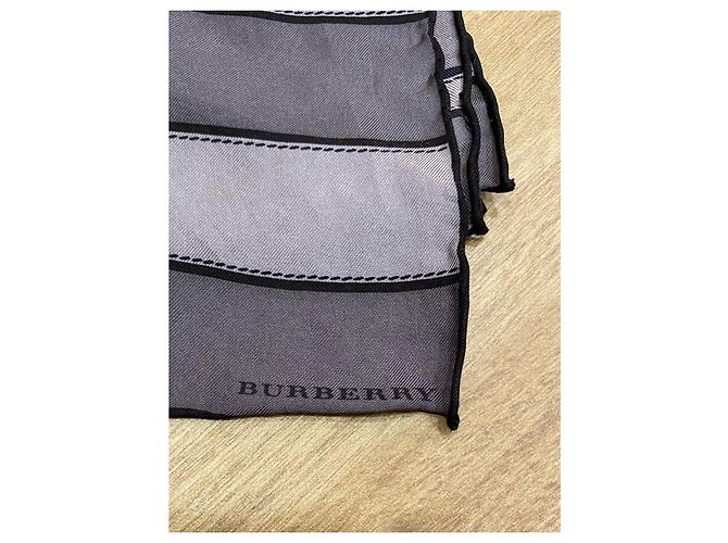 Bufanda Burberry de seda gris con estampado de hebilla - vista 3
