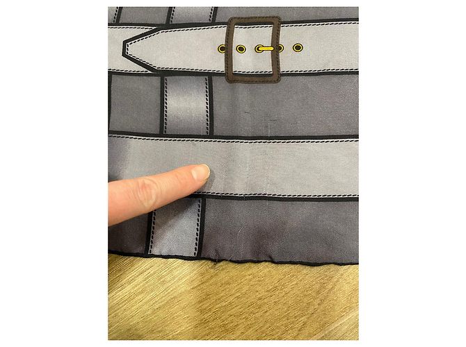 Bufanda Burberry de seda gris con estampado de hebilla - vista 5