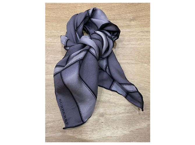 Bufanda Burberry de seda gris con estampado de hebilla - vista 9