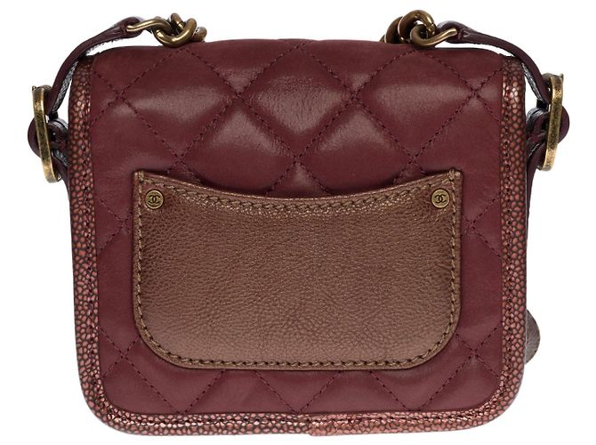 Timeless Excelente e original mini bolsa Chanel bordô em couro parcialmente acolchoado, ferragens em metal ouro envelhecido - vista 2