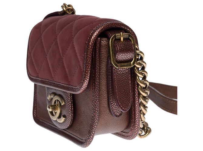 Timeless Excelente e original mini bolsa Chanel bordô em couro parcialmente acolchoado, ferragens em metal ouro envelhecido - vista 3