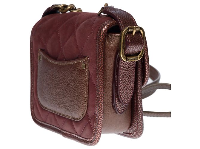 Timeless Excelente e original mini bolsa Chanel bordô em couro parcialmente acolchoado, ferragens em metal ouro envelhecido - vista 4
