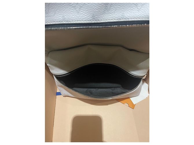 Louis Vuitton Louis Vuitton Borsa Briefcase Discovery Monogram e Pelle Taiga Argento - vista 7