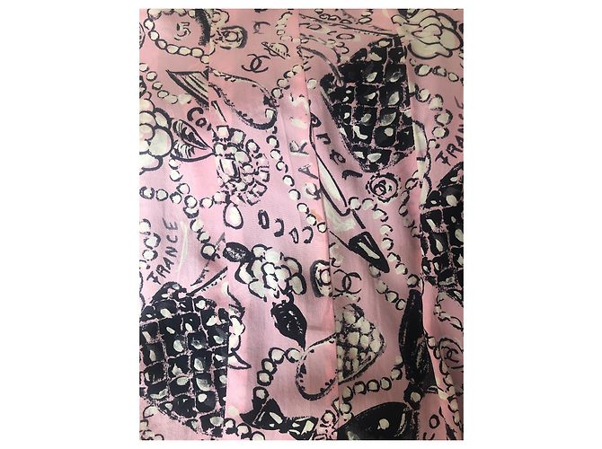 Chanel schwarze Jacke mit rosa Seidenfutter - Ansicht 11