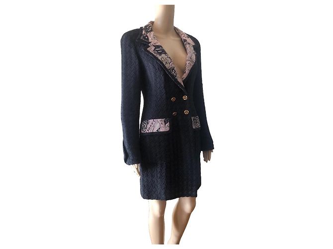 Chanel schwarze Jacke mit rosa Seidenfutter - Ansicht 2