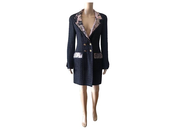 Chanel schwarze Jacke mit rosa Seidenfutter - Ansicht 3
