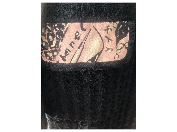 Chanel schwarze Jacke mit rosa Seidenfutter - Ansicht 9