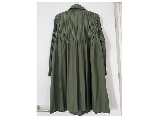 Pleats Please Abrigo plisado con botonadura y forro caqui Verde - vista 3