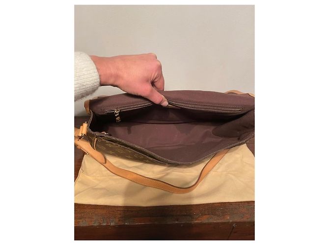 Borsa a mano Louis Vuitton Menilmontant in pelle marrone - vista 3